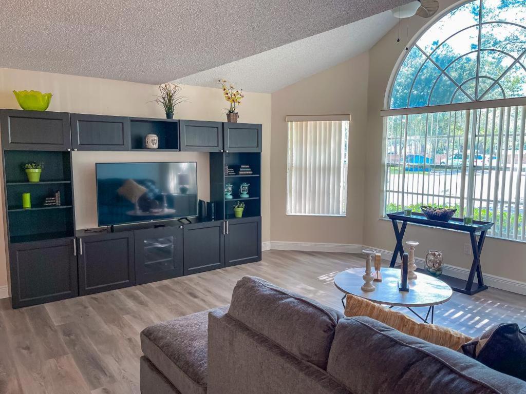 Luxury 3br Near World *